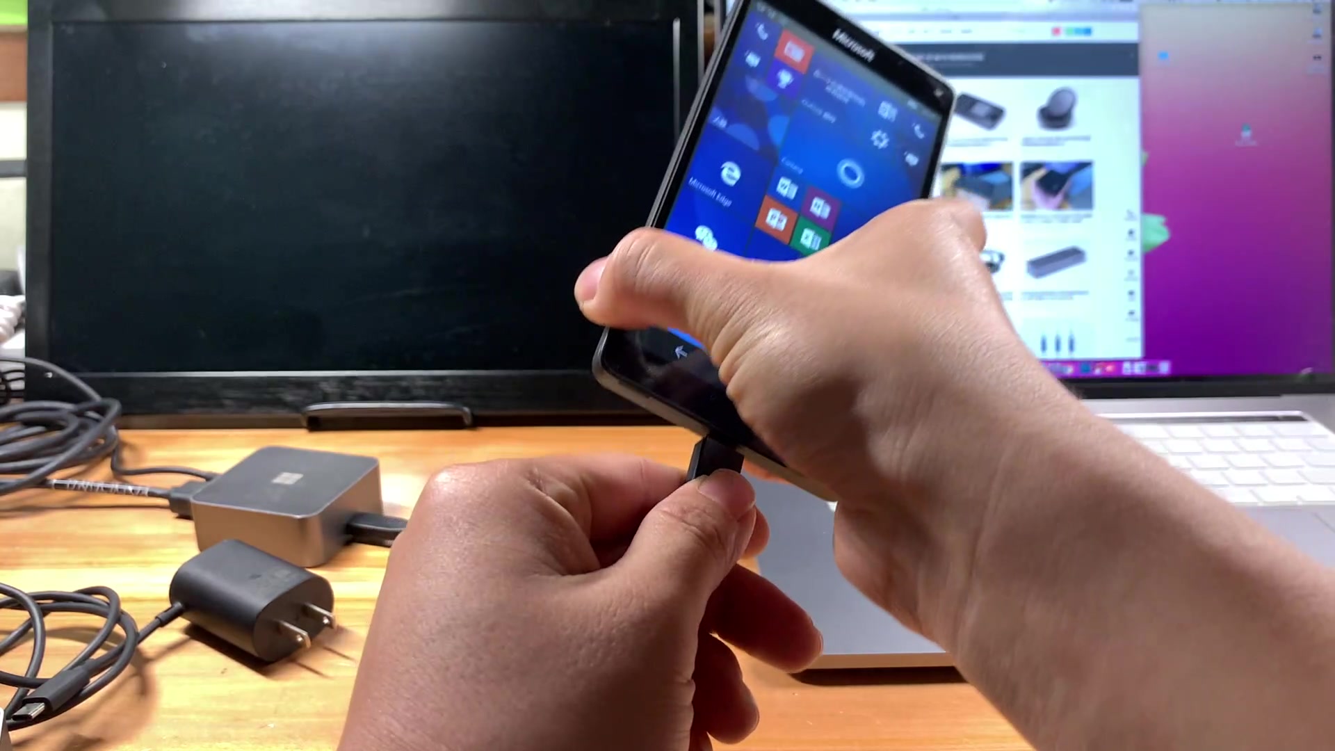 微软小方块扩展坞 可以给安卓手机 苹果笔记本 windows笔记本外接显示器和打印机等USB设备 还能给设备充电哦