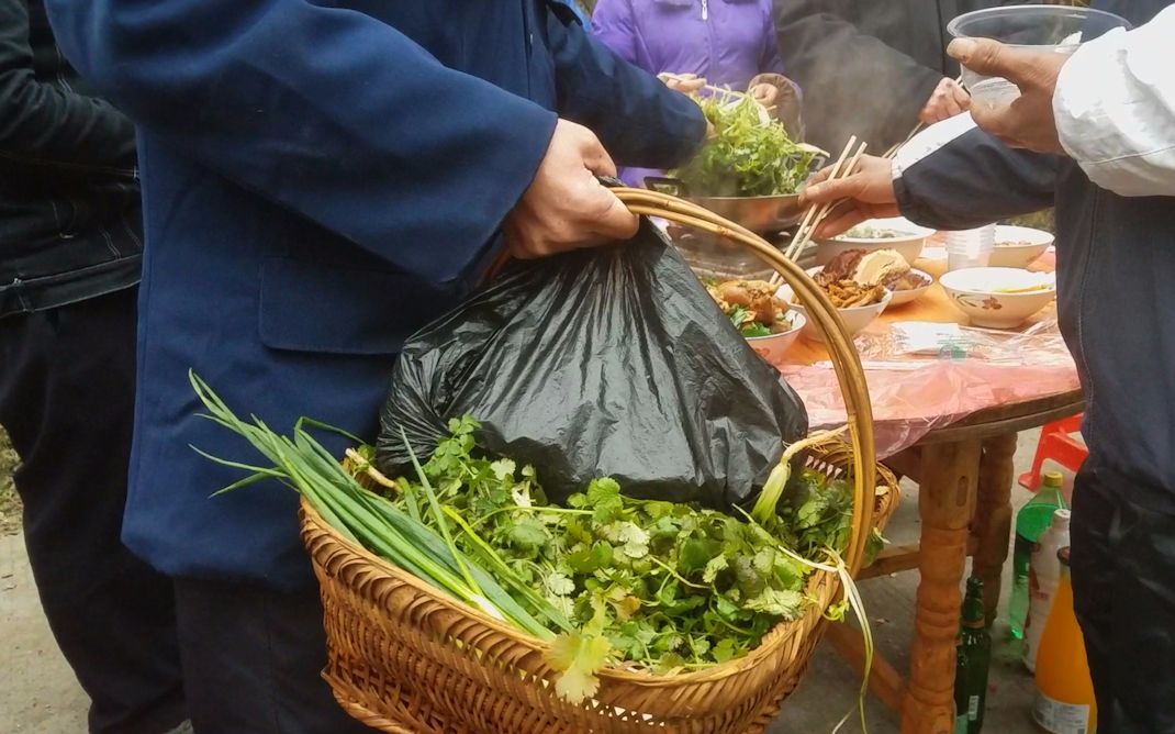 湖南少数民族办酒席,大叔提个菜篮子加菜,大锅饭里有好吃的锅巴