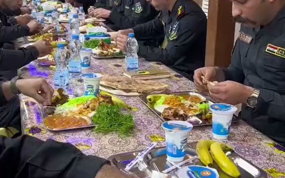 伊拉克高级军官聚餐：烤肉面包
