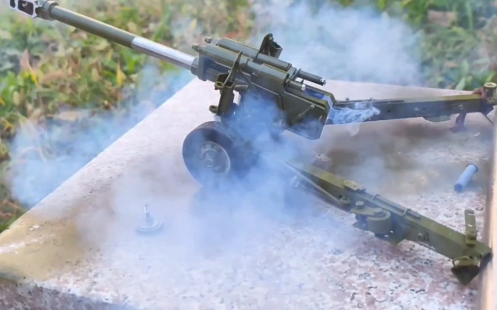 66式152加榴炮模拟开炮。