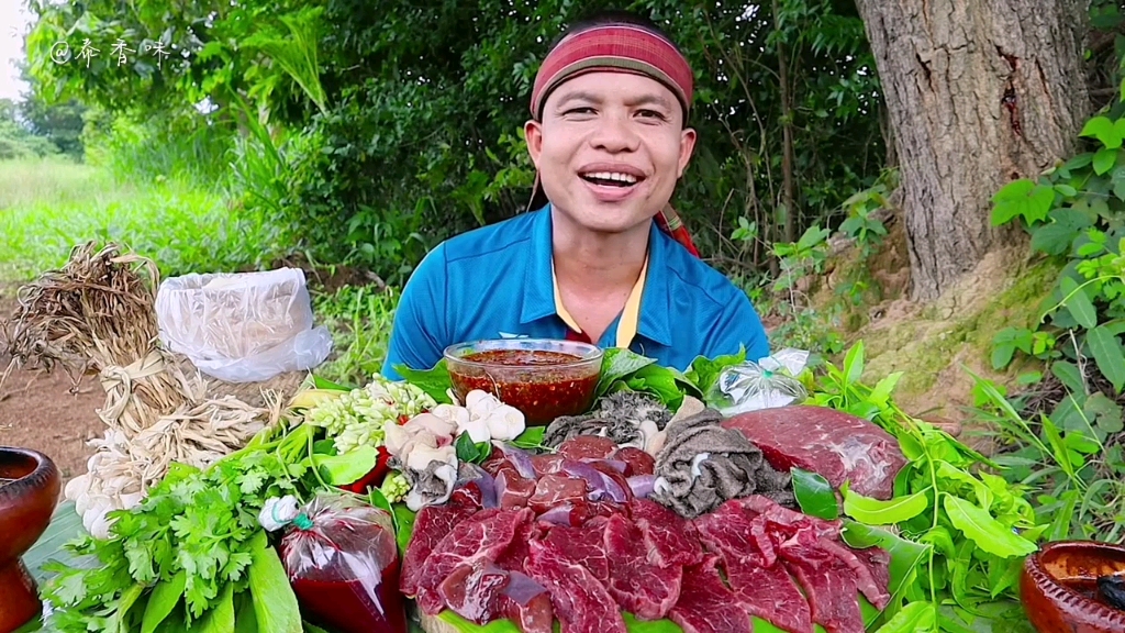 泰国小黑哥 新鲜的牛杂刺身 秘制苦胆小米辣蘸水 搭配各种树叶