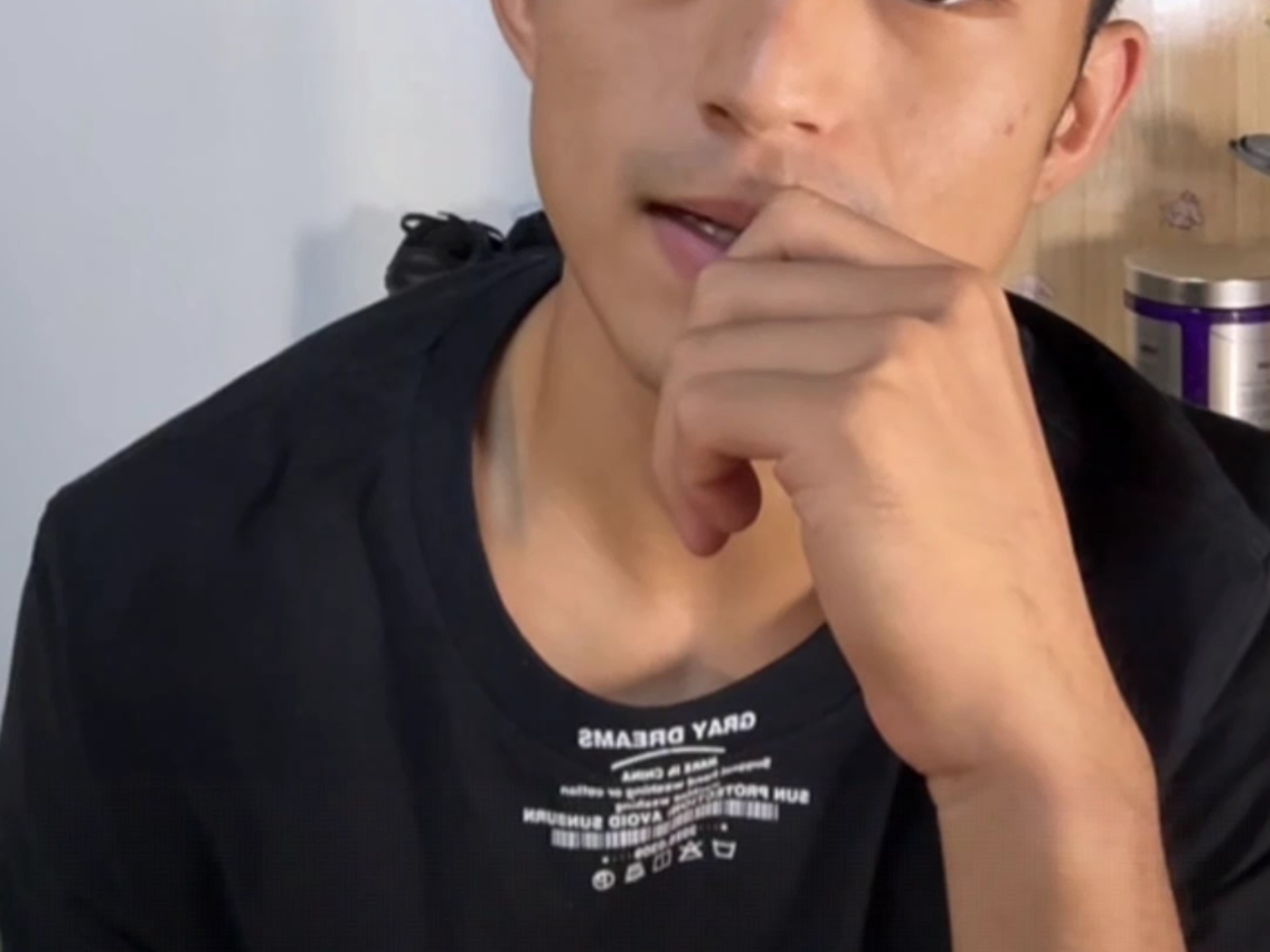 话说衣服是穿反了吗