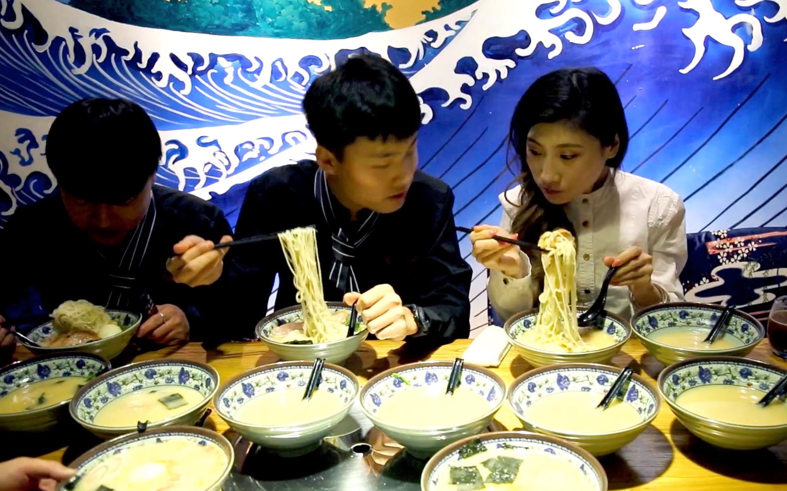大胃王吃完烤肉后又和3个小伙子pk吃面!最后居然!