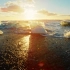 【高清视频素材】奥库萨隆海滩上的冰山上，海浪以慢动作拍打，特写