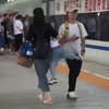 站台上一位妈妈抱着孩子，没想到一脚踢到了路人