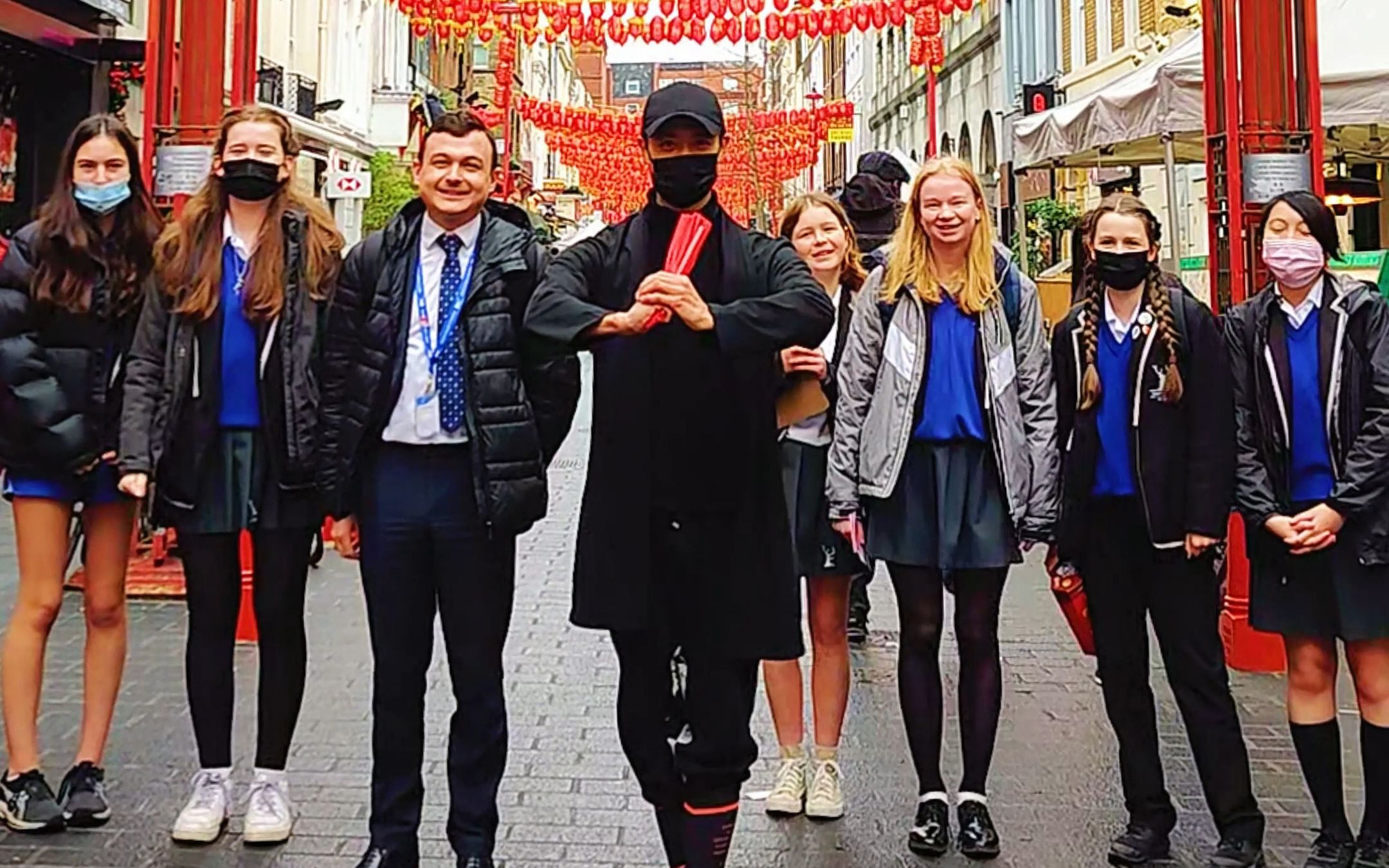 起舞在红光照耀的伦敦中国城，意外收获一批英国小粉丝。