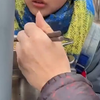 爸爸带饭专程去学校看望生病的女儿