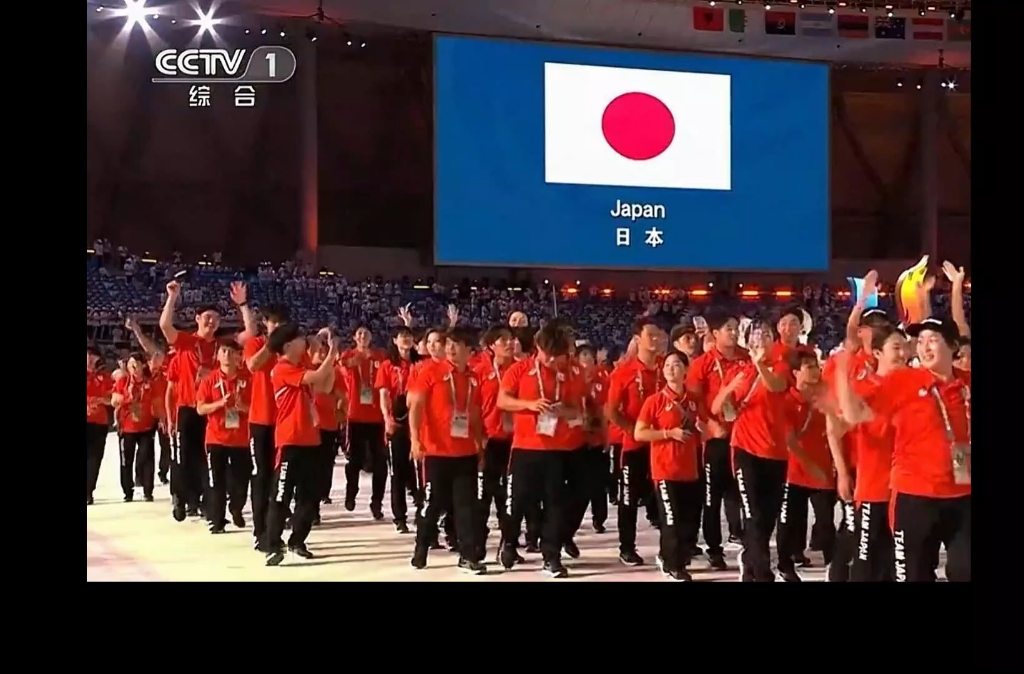 日本队大运会出场，全场观众停止鼓掌欢呼，静静地看着日本队走过。网友问到底该不该鼓掌欢迎？你怎么看？