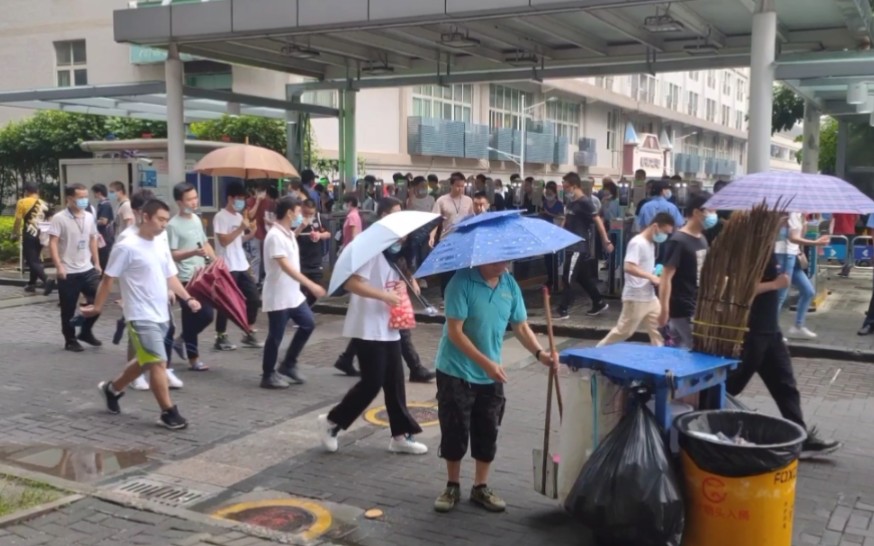 富士康不愧是全球人最多的代工厂上下班不是排队就是在排队路上