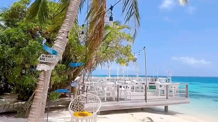 沉浸在马尔代夫丹格蒂岛那绚丽的蓝与纯净的白色之中。💙