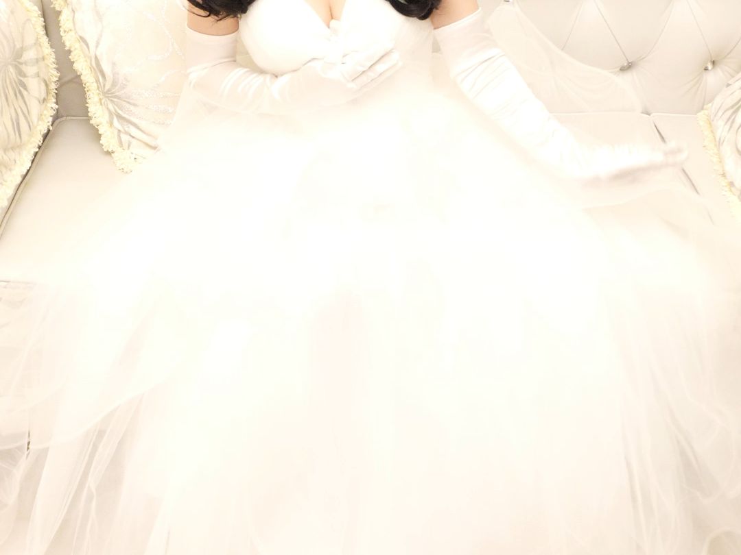 New evening gowns with a revealing face, which can be used as a partner to dance together and as a bride to be sent to the bridal chamber.