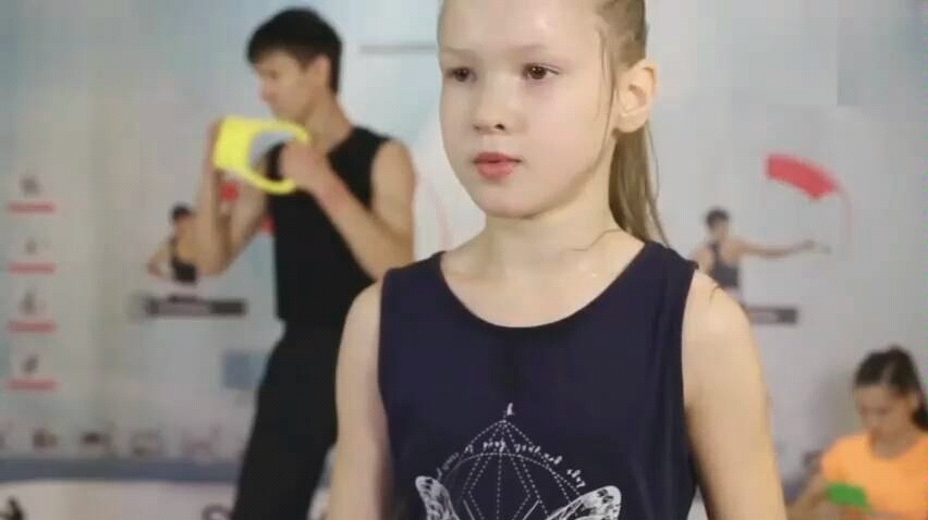酷爱拳击的俄罗斯小姑娘的日常训练，出手迅速，真是唯快不破！