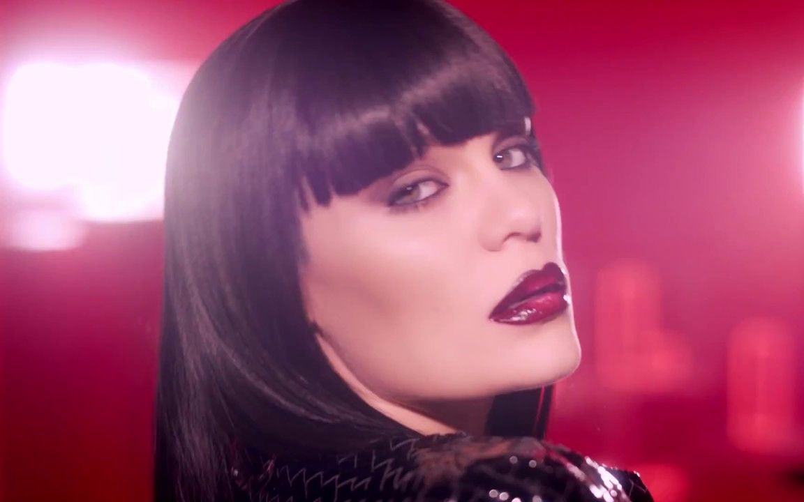 jessie j x make up for ever 艺术大师气垫唇釉广告