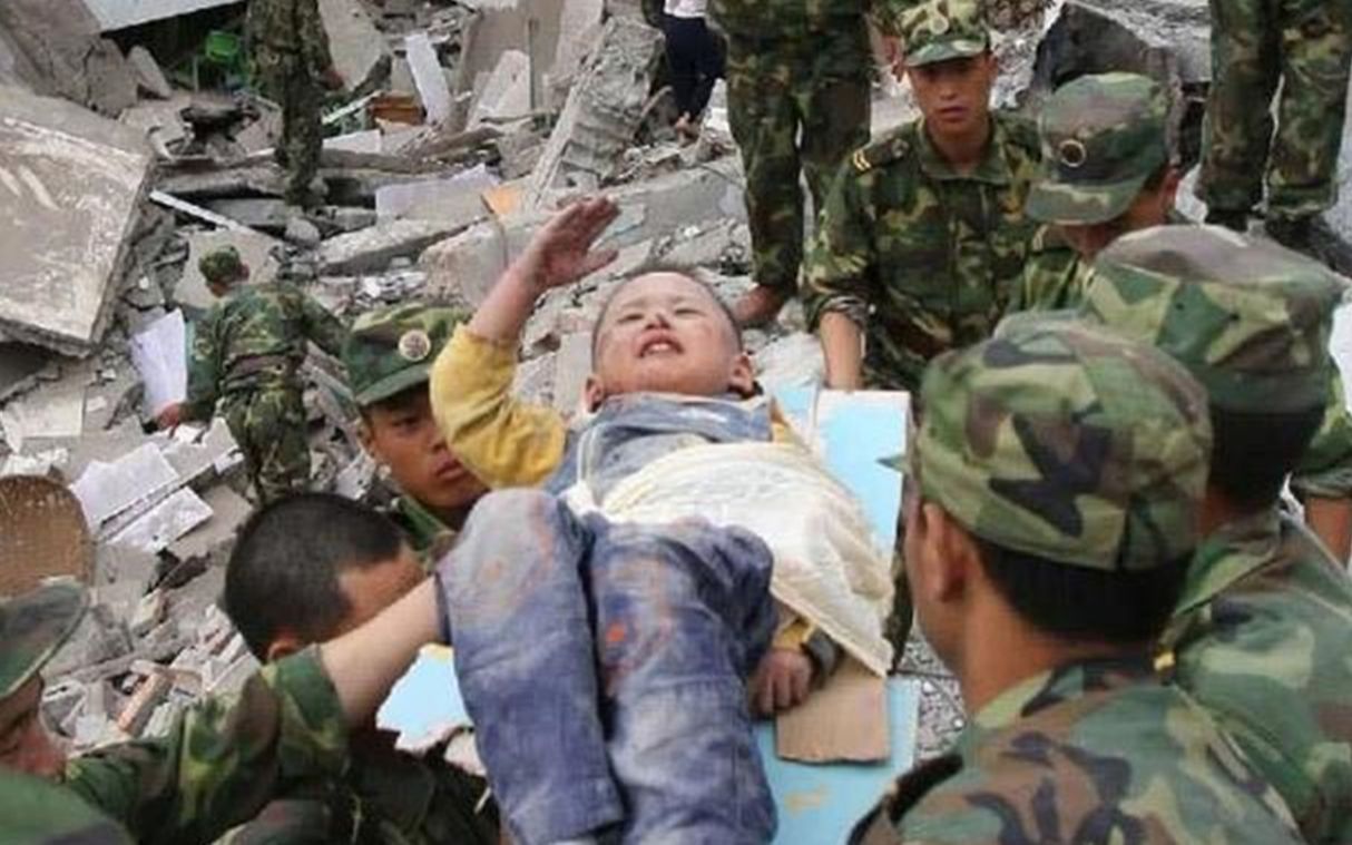 汶川地震中的3岁男孩，被救出时还向解放军敬礼，如今怎么样了？