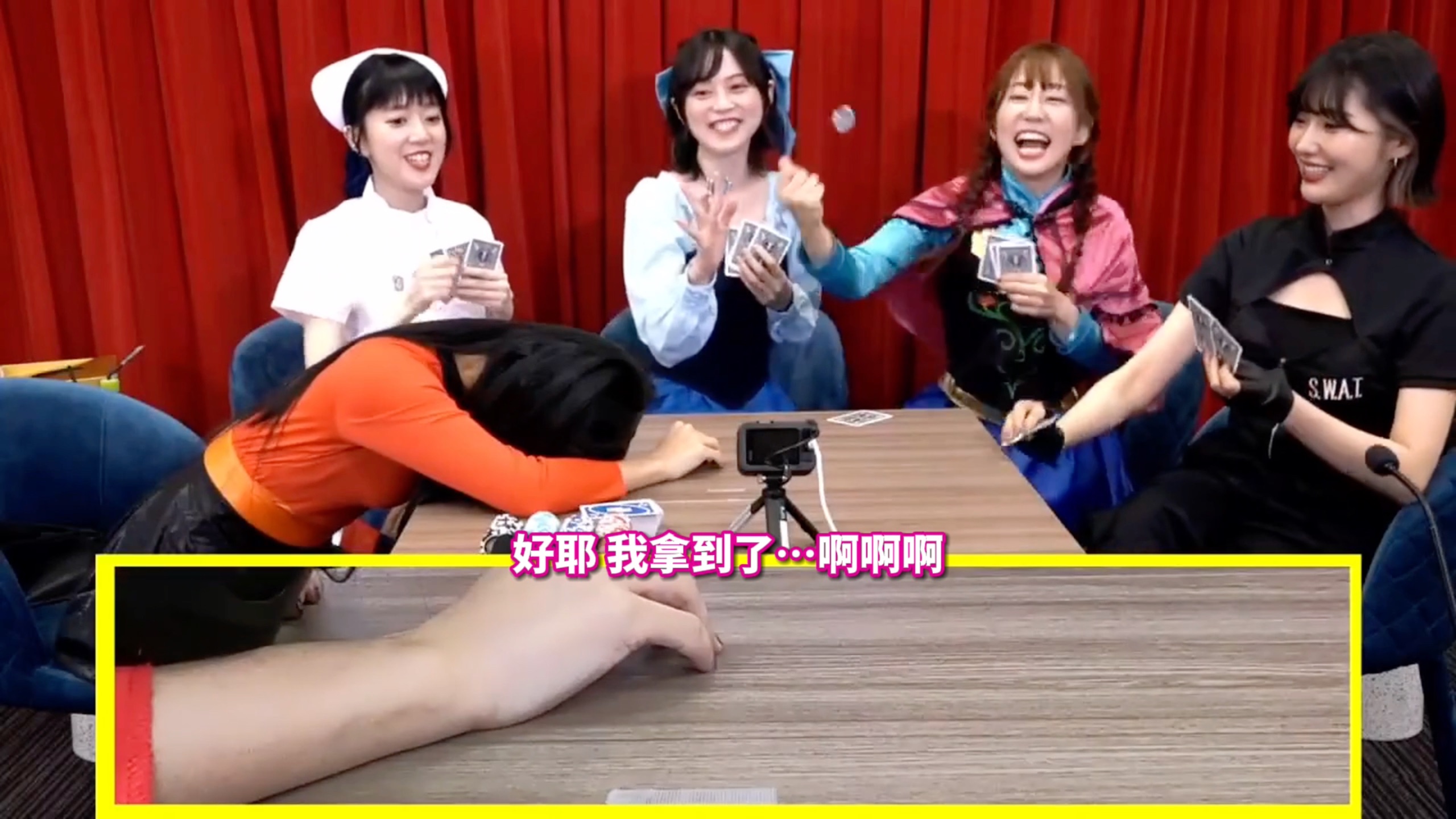 【渣翻】点击即看五人争抢四枚硬币