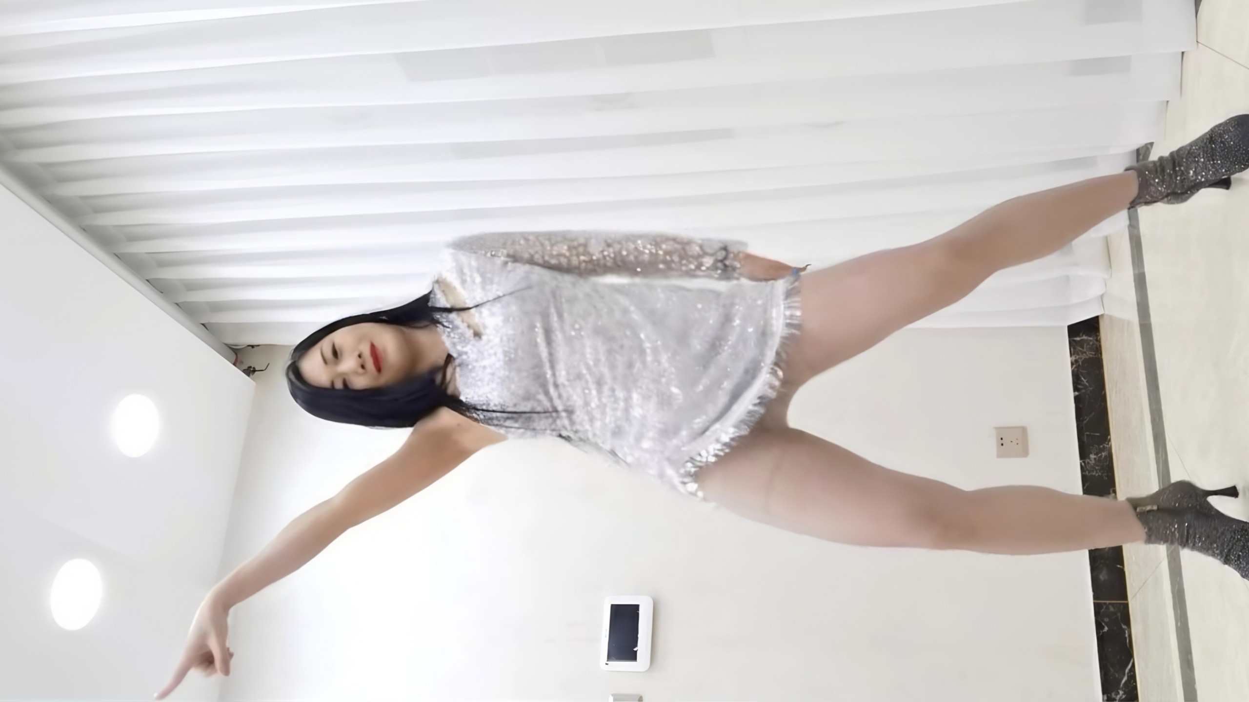 熟女舞后 银色短裙健康舞（8分35完整版）