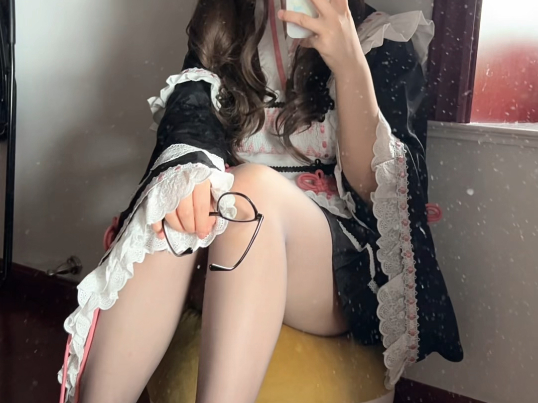 Eye girl takes off her glasses...? what do you think?