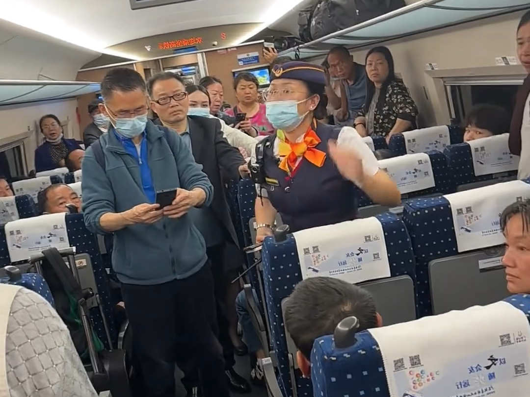 坐高铁出现乌龙现象，一千多个人坐高铁到广州南站，谁知道不停直接开到深圳！ #高铁