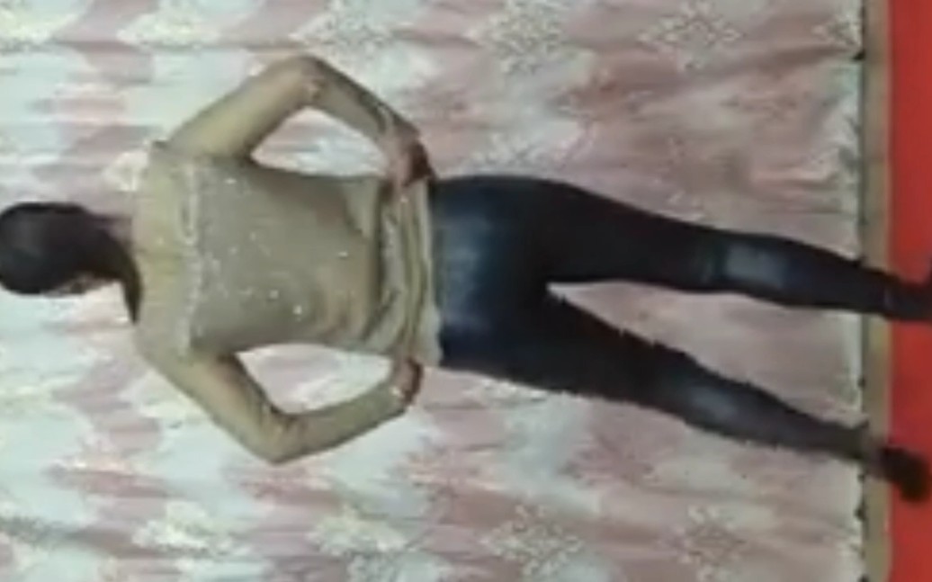 美女紧身皮裤舞蹈背面分解教学视频