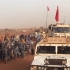 非洲武装分子持枪拦截车队，看见五星红旗后立刻放行