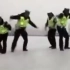 这段交警“滑冰”的视频太逗了，但笑着笑着就哭了……
