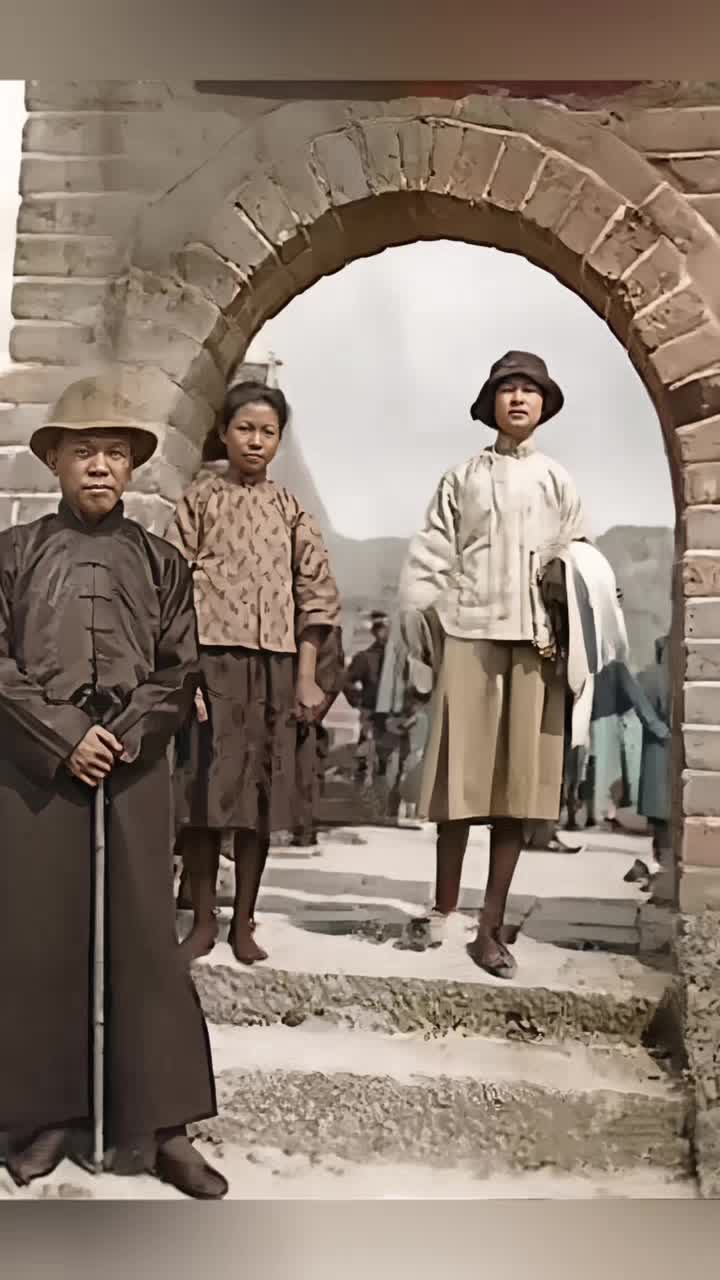 1923年，林徽因梁启超在长城留影，她头戴休闲帽卓然而立