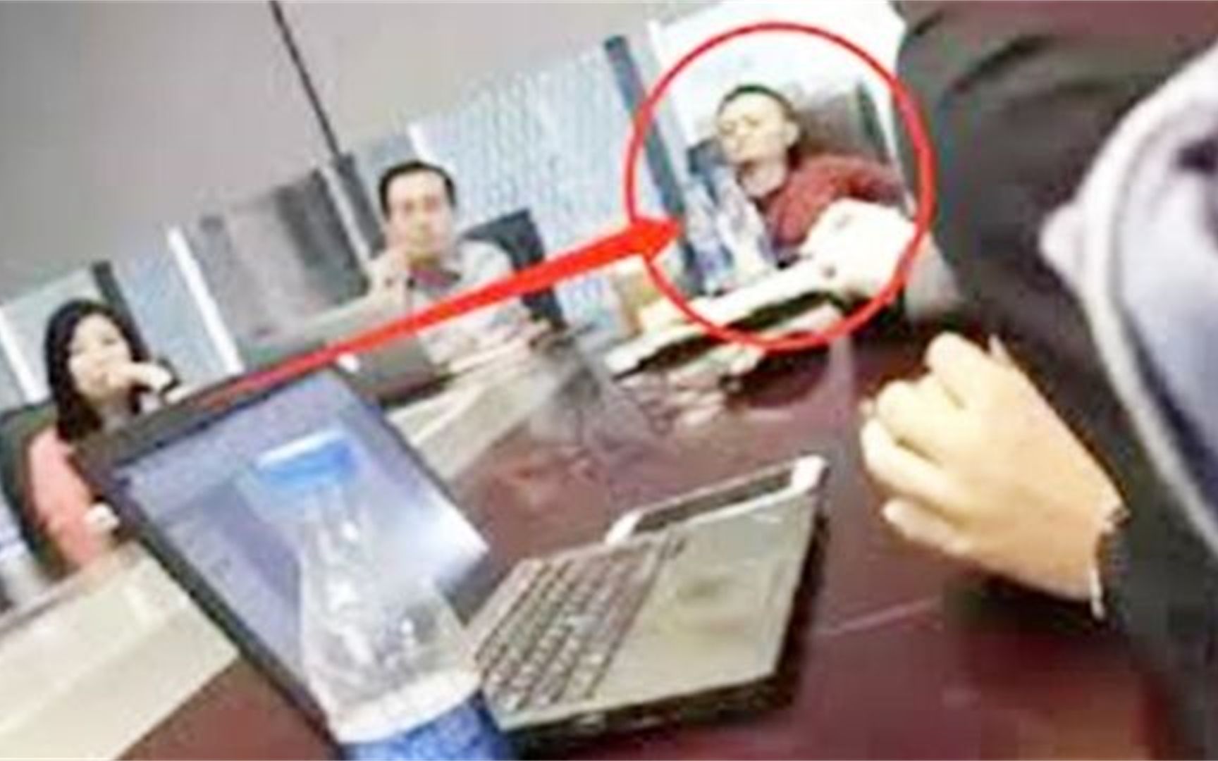马云开会时被员工偷拍，他的坐姿绝了，网友：一首凉凉送给你！