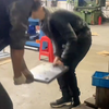有点重叫学徒一起抬！他太粗鲁 我手还没抬又卡一下我。抬起来他走手拉又卡一下我！还好我手脚灵活！就手滑了有点痛！还是要好好教他才行！大家抬东西一定要一起抬起来。不