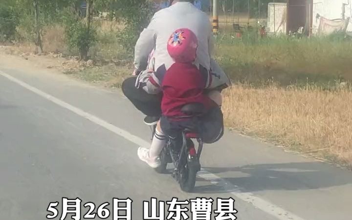 父女同骑一辆车 父亲掌舵 闺女蹬车！网友：无忧无虑的亲爷俩~