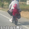 父女同骑一辆车 父亲掌舵 闺女蹬车！网友：无忧无虑的亲爷俩
