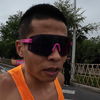 跑到35km，借了一位志愿者手机，给大霞打了电话：“跑不动啦，晚点回去”这样就放心了，本来计划230完赛的