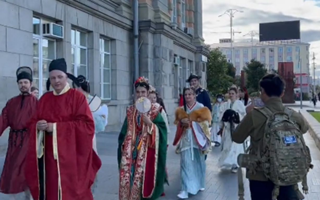 华流才是最牛的！中国留学生俄罗斯街头偶遇一群穿汉服的外国人