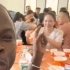 黑人小伙在中国，在乔迁宴上和国外爸妈视频：我周围全是外国人。