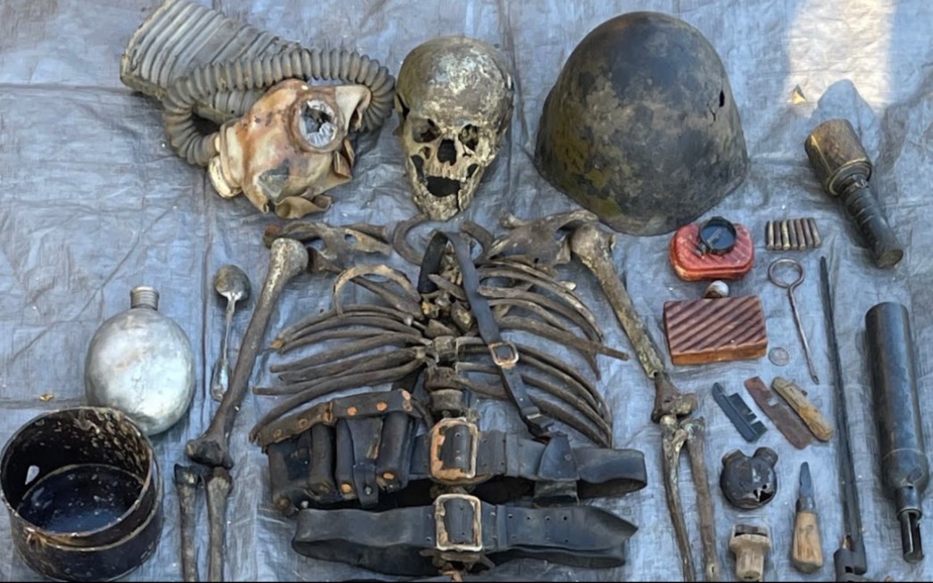 挖出一具完整的二战苏军遗骸，并找到了他的家人！