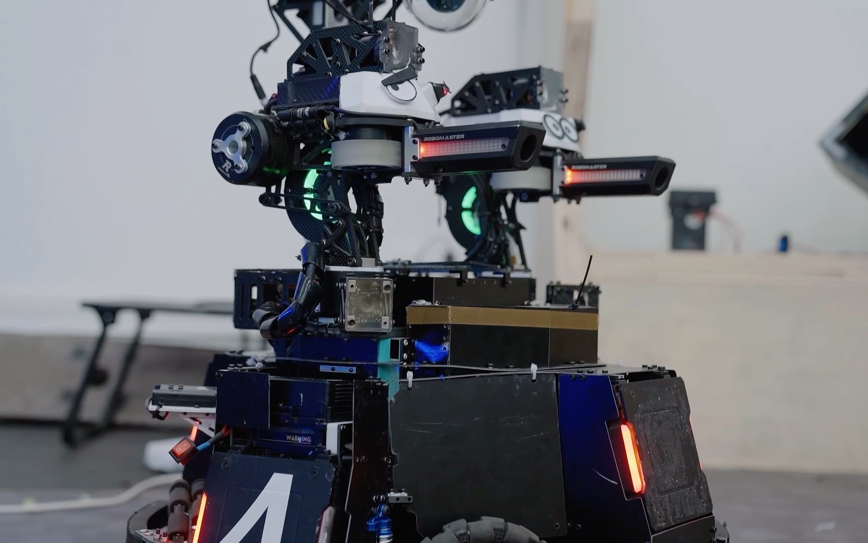 深圳大学全自动哨兵机器人“没头脑和不高兴”登场！邀你来看机甲大师纪录片第四季！