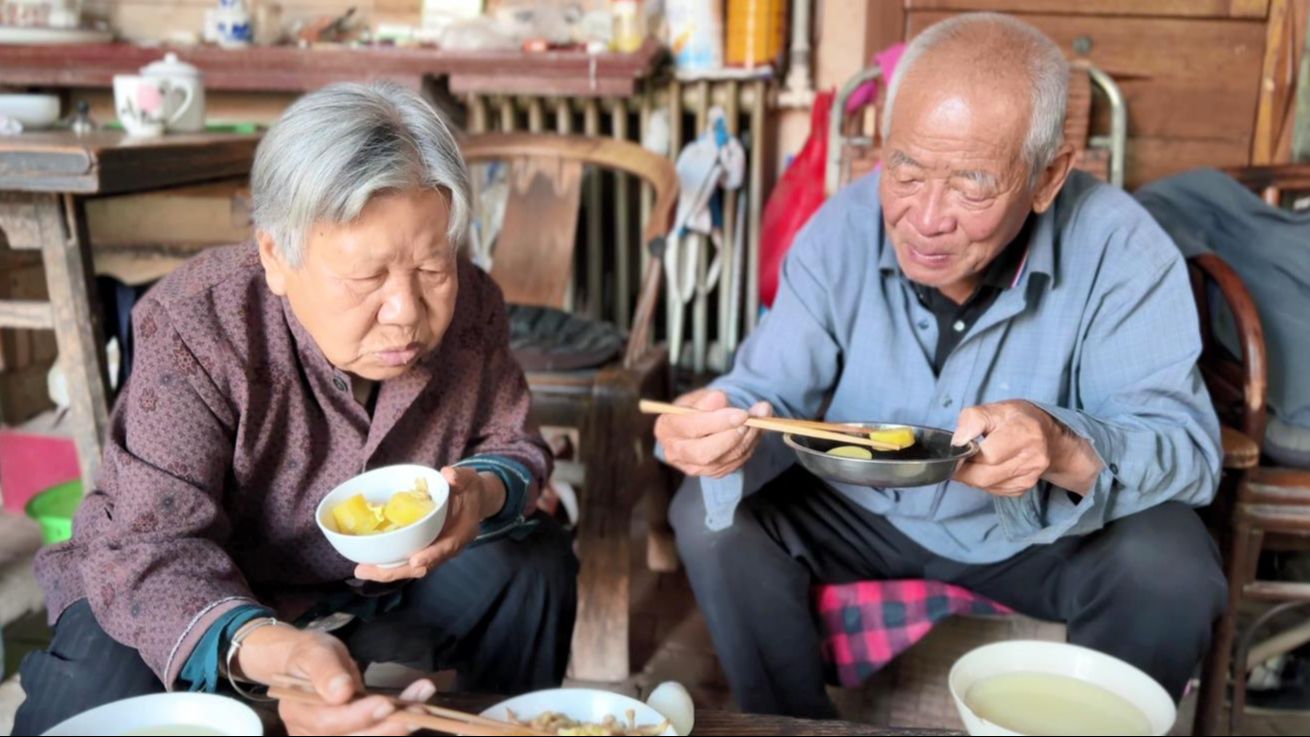 81岁大爷整理小院大娘生火烧饭，每天早饭简单又营养，看看吃的啥