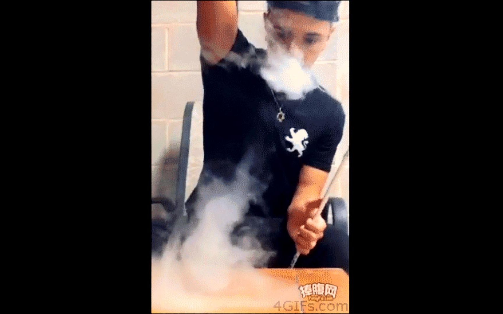 听说最近张国荣吸烟很火,我来玩儿点花式吸烟的视频