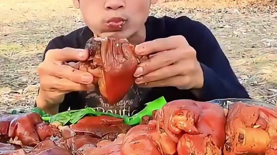 泰国村长吃《猪肘子和猪蹄》这饭量太惊人了！