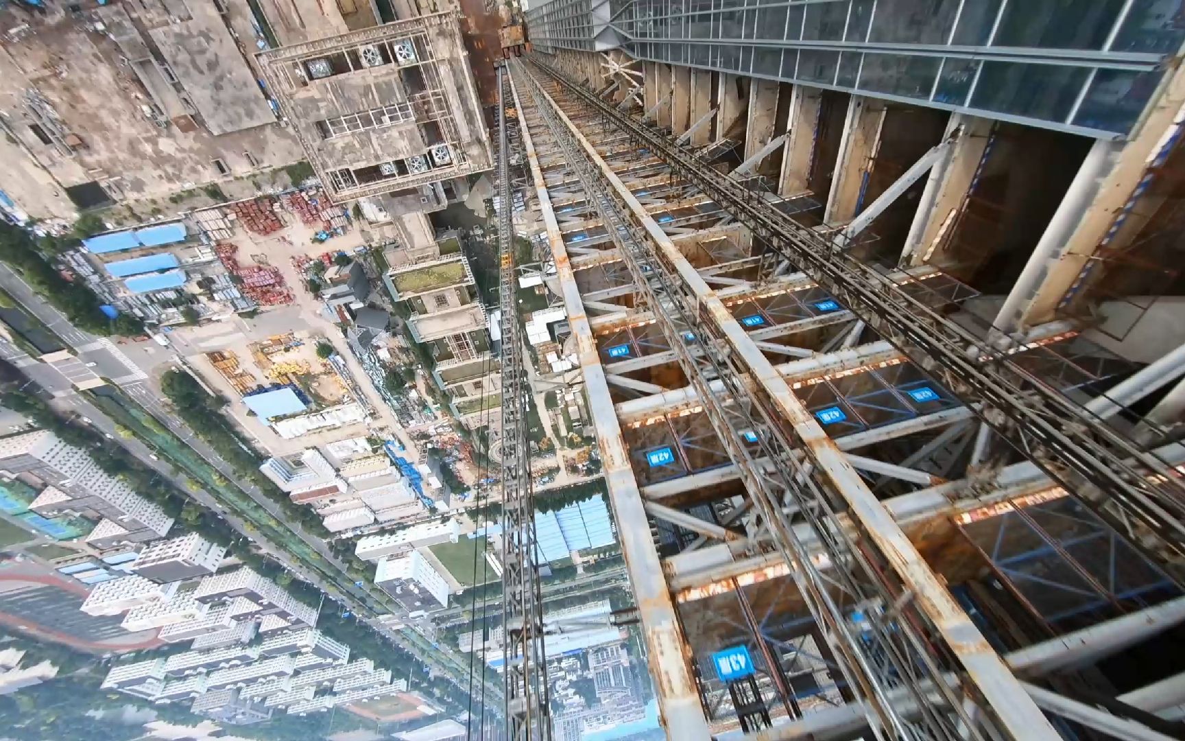 红牛赞助-FPV飞跃 - 天津117大厦597米世界第一烂尾楼.最后炸机了穿越机摔得稀巴烂！！！最下面是无人得工地！
