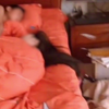 母亲发儿子女儿裸睡引争议，内裤扔在被子上，网友举报多部门介入