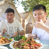 新疆农家乐特色辣子鸡，吃枸杞长大220元/份，配着皮带面吃太香了