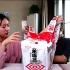 小姐姐试吃网红流行书包“卫龙辣条”，真是儿童节最好的礼物！