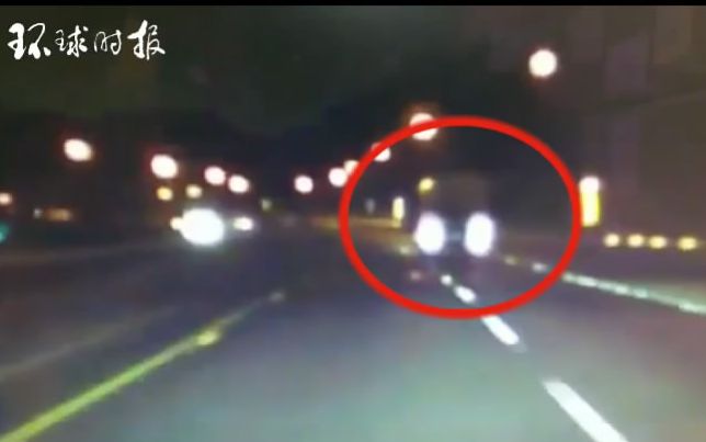 台湾游览车翻车瞬间视频：事故导致32人遇难