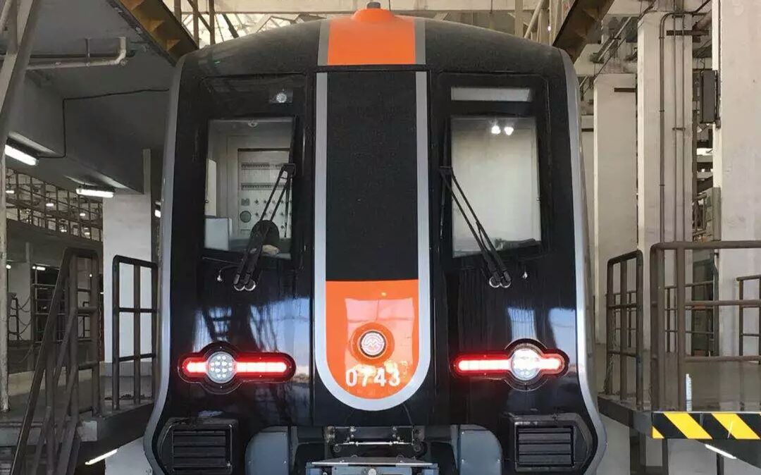 上海地铁7号线新车首发龙阳路进站