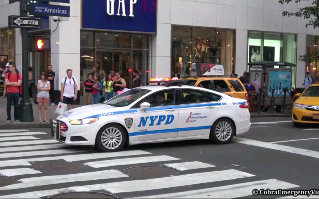 nypd纽约市警察局警车和纽约lenox hill救护车在车流中紧急出警 哔哩哔哩 つロ干杯 bilibili