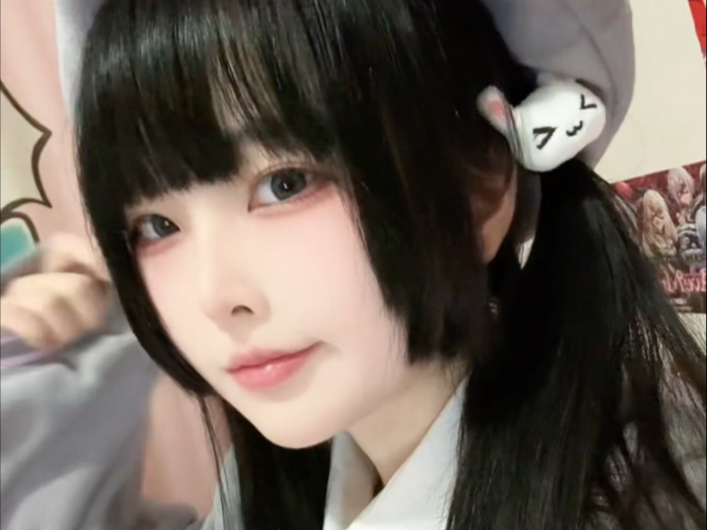 The gray cat is here. The fat cat is here.