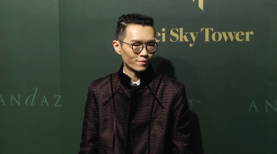 方大同亮相品牌活动 表情呆萌帅气可爱!