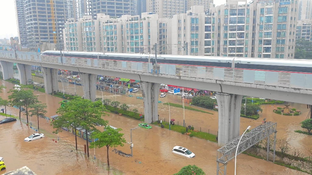 珠海大暴雨，复兴号:我先走了.还是中国高铁可靠,没有在受这场暴雨影响，下面汽车就没那么好运了 CR400AF-A担当G1302