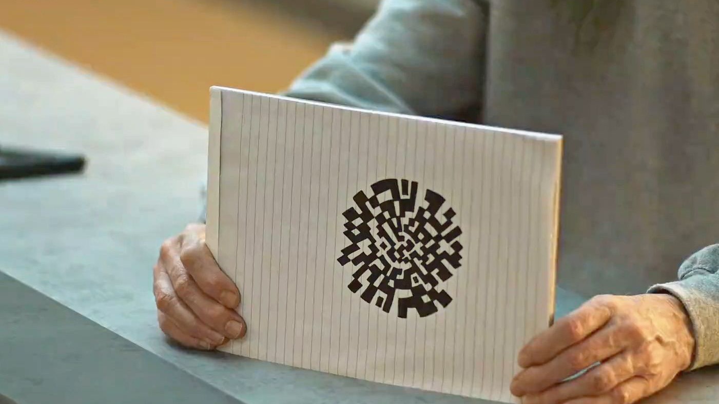 “男人手绘了一个二维码，紧接着将二维码对准囚室上的摄像头”《玩物》