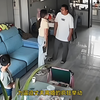 妻子当孩子的面拿刀逼迫离婚，丈夫做完饭，安抚孩子签下离婚协议